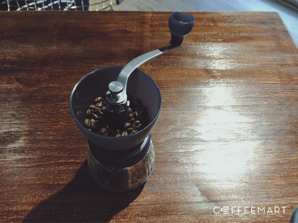 使用簡易的手搖磨豆機來磨粉做冷萃咖啡