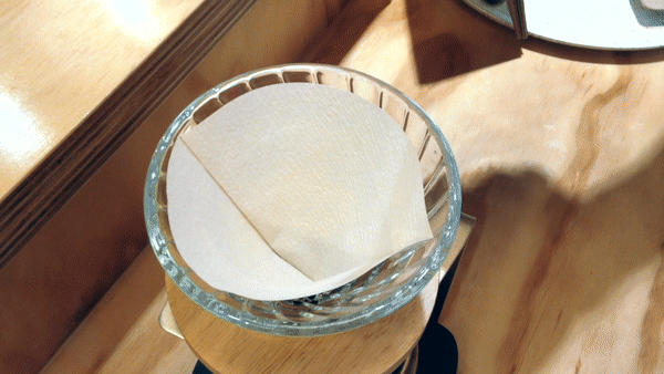手沖咖啡－濾紙浸濕